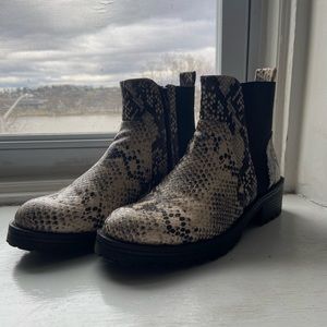 Universal Thread ankle booties